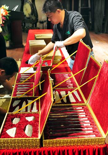 7月14日,工作人員在清點(diǎn)準(zhǔn)備移交中國(guó)文字博物館的珍貴文物。新華社記者 王頌 攝
