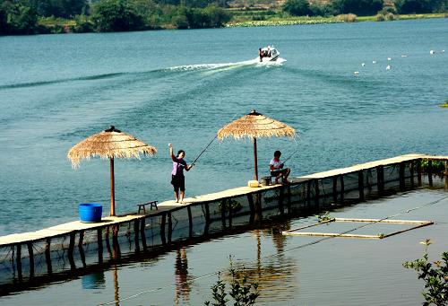 10月6日,游客在廣西全州縣的湘江水面上釣魚、乘快艇,盡情享受假日時光。 國慶長假期間,親近自然的鄉(xiāng)村游和各種休閑娛樂活動成為人們鐘情的度假方式,“放松”、“愜意”、“開心”正成為長假旅游的關(guān)鍵詞。新華社發(fā)(王滋創(chuàng) 攝)