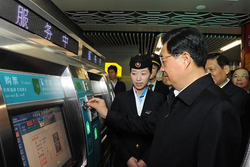 這是胡錦濤在北京地鐵4號線西單站親自購買一張電子車票準備乘坐地鐵列車。新華社記者 李學仁 攝