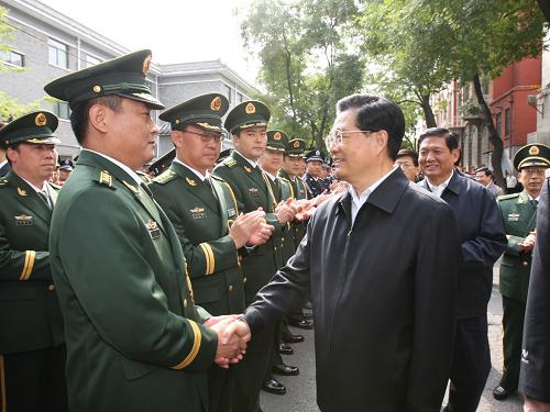 這是胡錦濤看望駐守天安門地區(qū)的部分武警官兵。新華社 發(fā)