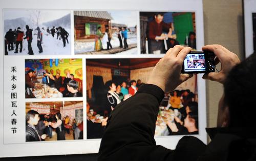 2月17日,一位市民在烏魯木齊市博物館參觀民俗展覽。新華社記者 王菲 攝