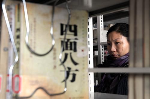 2月17日,一位市民在烏魯木齊市圖書館瀏覽書籍。新華社記者 王菲 攝
