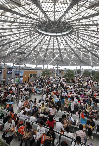 6月20日,大量旅客在上海南站候車大廳內(nèi)等候列車。新華社記者 裴鑫 攝
