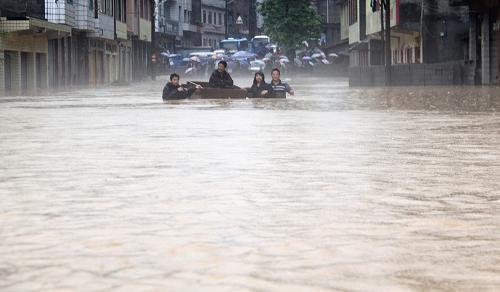 貴州:持續(xù)強(qiáng)降雨致164萬(wàn)人受災(zāi)。6月19日凌晨,當(dāng)?shù)孛窬戎焕W(xué)生。遵義市大矸鎮(zhèn)遭暴雨襲擊后,多處道路中段,山洪涌入集鎮(zhèn)。6月18日夜間以來(lái),貴州北部、東北部、西北部出現(xiàn)持續(xù)強(qiáng)降雨天氣過(guò)程,受此影響,截至20日,全省164萬(wàn)人受災(zāi),4人死亡,緊急轉(zhuǎn)移安置11.9萬(wàn)人。為應(yīng)對(duì)洪澇災(zāi)害,貴州省減災(zāi)委、貴州省民政廳緊急啟動(dòng)應(yīng)急救助Ⅱ級(jí)響應(yīng)。新華社發(fā)(王尚德攝)