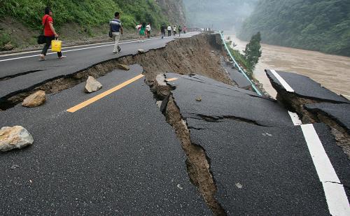 6月19日,貴州省道207線遵義市正安縣境內(nèi)發(fā)生嚴(yán)重塌方,一段長(zhǎng)20多米的公路滑入芙蓉江中。新華社發(fā)(王尚德攝)