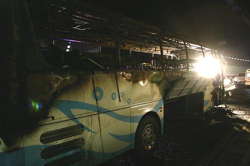 這是7月5日凌晨在無(wú)錫惠山隧道拍攝的客車起火事故現(xiàn)場(chǎng)。新華社發(fā)(程炳洪 攝)
