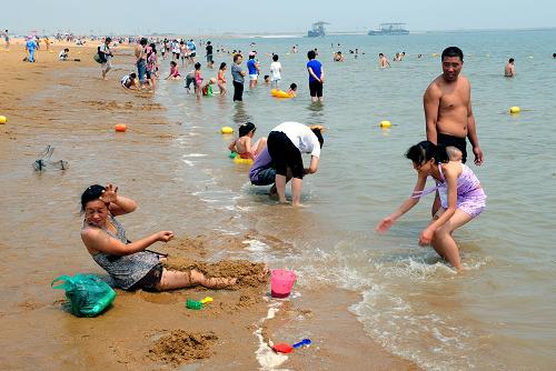 7月11日,游客在人造沙灘嬉戲。新華社記者 劉海峰 攝