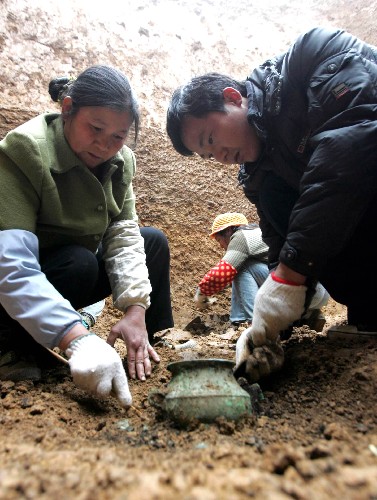 1月10日,工作人員正在現(xiàn)場(chǎng)工作。 三峽庫(kù)區(qū)忠縣花燈墳?zāi)谷盒掳l(fā)現(xiàn)墓葬104座,證實(shí)了此墓群為兩漢至六朝時(shí)期顯貴地主的家族墓地。重慶市文物考古所勘探辦主任李大地介紹,忠縣花燈墳?zāi)谷鹤?001年、2002年考古發(fā)掘獲得重大收獲后,此次發(fā)掘又實(shí)現(xiàn)進(jìn)一步的突破。此次考古已發(fā)掘總面積1萬(wàn)平方米,發(fā)現(xiàn)兩漢至六朝時(shí)期墓葬104座。墓群隨葬品豐富,出土了大量陶、鐵、銅器,以及一定數(shù)量的鎏金銅飾件、料器和石器等。 新華社記者周衡義攝