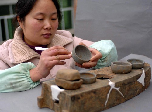 1月10日,工作人員正在對(duì)出土文物進(jìn)行修復(fù)。 三峽庫(kù)區(qū)忠縣花燈墳?zāi)谷盒掳l(fā)現(xiàn)墓葬104座,證實(shí)了此墓群為兩漢至六朝時(shí)期顯貴地主的家族墓地。重慶市文物考古所勘探辦主任李大地介紹,忠縣花燈墳?zāi)谷鹤?001年、2002年考古發(fā)掘獲得重大收獲后,此次發(fā)掘又實(shí)現(xiàn)進(jìn)一步的突破。此次考古已發(fā)掘總面積1萬(wàn)平方米,發(fā)現(xiàn)兩漢至六朝時(shí)期墓葬104座。墓群隨葬品豐富,出土了大量陶、鐵、銅器,以及一定數(shù)量的鎏金銅飾件、料器和石器等。 新華社記者周衡義攝