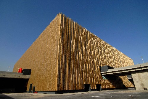 1月11日,藍(lán)天下的北京奧林匹克籃球館外景。當(dāng)日,位于北京五棵松的北京奧林匹克籃球館竣工驗(yàn)收并交付使用。北京奧林匹克籃球館是北京2008年奧運(yùn)會籃球預(yù)賽和決賽用館,是設(shè)計(jì)先進(jìn)、功能齊全的現(xiàn)代化綜合體育館,奧運(yùn)會后可舉辦大型賽事和大型文化演出活動?;@球館總占地面積16.8萬平方米,總建筑面積6.3萬平方米,地下三層,地上四層,可容納觀眾1.8萬人。 新華社記者羅曉光攝