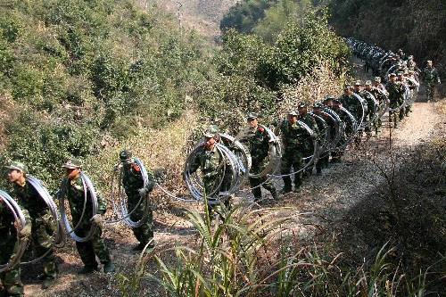 2月16日,武警戰(zhàn)士正在建寧山區(qū)往山頂運送電線。受冰凍雪災(zāi)影響,福建建寧、寧化等地電力設(shè)施遭到破壞,為讓災(zāi)區(qū)群眾在元宵節(jié)前用上電,武警福建總隊緊急抽調(diào)官兵協(xié)助電力部門搶修受損線路。目前,部分受災(zāi)群眾已恢復(fù)用電。 新華社發(fā)(盧立杰 攝)