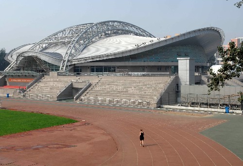 北京理工大學(xué)體育館外景(2007年8月31日攝)。北京理工大學(xué)體育館是北京奧運(yùn)會改擴(kuò)建場館,主要作為2008年奧運(yùn)會排球預(yù)賽和殘奧會盲人門球比賽場地。其氣勢恢弘的“鰩魚”造型動感十足,波浪板起伏的屋頂懸吊在兩道巨型弧梁之下,細(xì)致合理的內(nèi)部結(jié)構(gòu)處處體現(xiàn)人文關(guān)懷。作為首個為殘奧會進(jìn)行測試的比賽場館,北京理工大學(xué)體育館在改造過程中,始終把無障礙設(shè)施的改造和升級作為重中之重。 新華社發(fā)