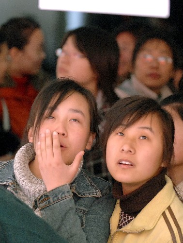 3月7日,女性求職者在女性專場招聘會(huì)上尋找工作。新華社記者 徐速繪 攝