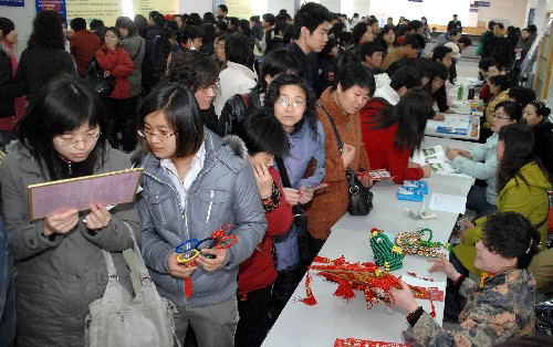 3月7日,眾多女性求職者在女性專場招聘會(huì)上尋找工作。新華社記者 徐速繪 攝