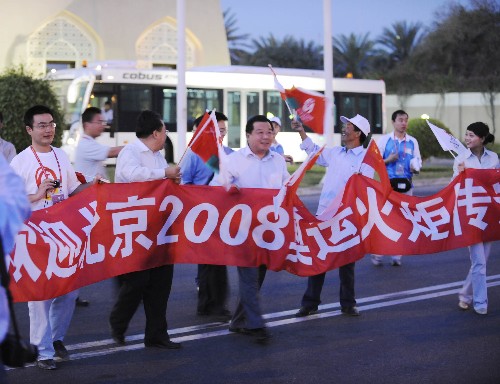 4月14日,在阿曼當?shù)毓ぷ鞯娜A人來到馬斯喀特國際機場迎接圣火。 當日,運送北京奧運圣火的專機從坦桑尼亞首都達累斯薩拉姆飛抵阿曼首都馬斯喀特。 新華社記者張寧攝