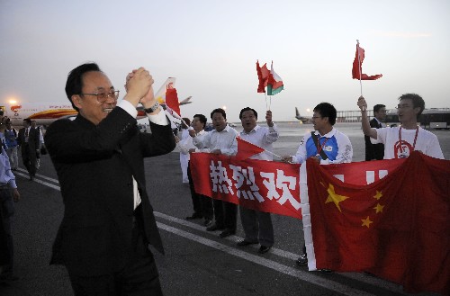 4月14日,北京奧組委執(zhí)行副主席劉敬民(左)向前來迎接圣火的華人致意。 當日,運送北京奧運圣火的專機從坦桑尼亞首都達累斯薩拉姆飛抵阿曼首都馬斯喀特。 新華社記者張寧攝