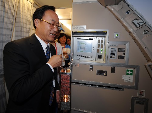 4月14日,北京奧組委執(zhí)行副主席劉敬民手持火種燈準備走出機艙。 當日,運送北京奧運圣火的專機從坦桑尼亞首都達累斯薩拉姆飛抵阿曼首都馬斯喀特。 新華社記者安治平攝