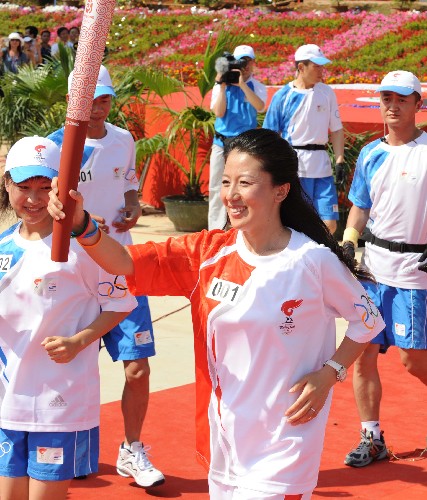 5月4日,第一棒火炬手楊揚(yáng)在進(jìn)行傳遞。 新華社記者 丁林 攝