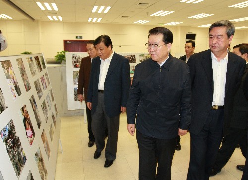 5月16日深夜,中共中央政治局常委李長(zhǎng)春先后來(lái)到新華社和中央電視臺(tái),代表黨中央、國(guó)務(wù)院和胡錦濤總書(shū)記,看望慰問(wèn)抗震救災(zāi)新聞工作者,向奮戰(zhàn)在抗震救災(zāi)宣傳報(bào)道第一線的全體同志致以親切的慰問(wèn)和崇高的敬意。中共中央政治局委員、書(shū)記處書(shū)記、中宣部部長(zhǎng)劉云山一同看望慰問(wèn)。 這是李長(zhǎng)春在新華社新聞信息發(fā)稿中心觀看新華社播發(fā)的抗震救災(zāi)新聞圖片。 新華社記者 龐興雷 攝