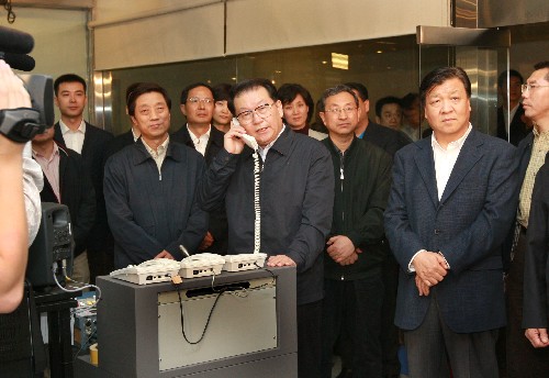 這是李長(zhǎng)春在中央電視臺(tái)新聞中心與在四川都江堰地震現(xiàn)場(chǎng)采訪的記者連線通話,向他們表示親切慰問(wèn)。 新華社記者 龐興雷 攝