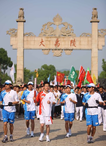 5月17日,火炬手、柯橋中學(xué)學(xué)生任致行在進(jìn)行傳遞。當(dāng)日,北京奧運(yùn)會圣火在浙江紹興傳遞。 新華社記者邢廣利攝