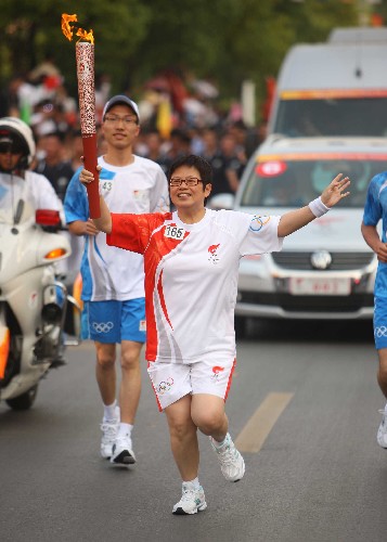 5月17日,火炬手李寶茵在進(jìn)行傳遞。當(dāng)日,北京奧運(yùn)會圣火在浙江紹興傳遞。 新華社記者邢廣利攝