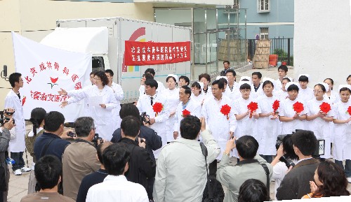 5月17日,北京一支民間抗震救災(zāi)醫(yī)療隊(duì)――北京成林骨科醫(yī)院抗震救災(zāi)醫(yī)療隊(duì)啟程奔赴四川地震災(zāi)區(qū)。該抗震救災(zāi)醫(yī)療隊(duì)得到中國紅十字會(huì)等機(jī)構(gòu)認(rèn)證,醫(yī)療隊(duì)共有9名隊(duì)員,攜帶有捐贈(zèng)的價(jià)值70萬元的治療骨傷的藥品。這是啟程儀式現(xiàn)場。 新華社記者 張燕輝 攝