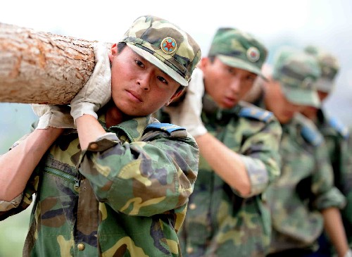 5月17日,解放軍戰(zhàn)士正在搬運(yùn)木料,在涪江上架橋。 在四川地震災(zāi)害中,平武縣南壩鎮(zhèn)交通要道被山體滑坡的砂石完全堵塞,與外界來往僅靠一艘渡船。解放軍空軍某部于16日出動(dòng)官兵800人日夜施工,在涪江上架橋,以盡快打通南壩鎮(zhèn)的運(yùn)輸補(bǔ)給線。 新華社記者 任軍川攝