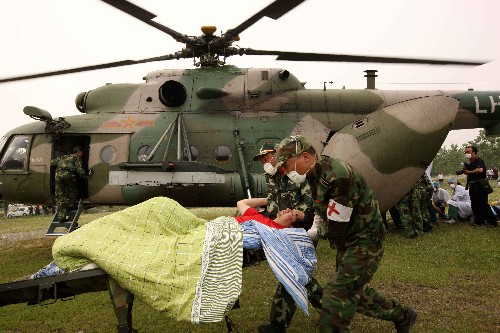 5月17日,解放軍某部派出直升機,空運圍困在大山中的綿竹市清平鄉(xiāng)重傷員到綿竹市醫(yī)院搶救。 新華社記者 高學(xué)余 攝