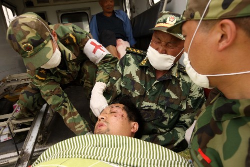 5月17日,解放軍某部派出直升機,空運圍困在大山中的綿竹市清平鄉(xiāng)重傷員到綿竹市醫(yī)院搶救。 新華社記者高學(xué)余攝