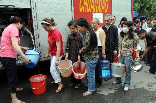 5月17日,消防車(chē)在都江堰城區(qū)為災(zāi)民送水。目前,都江堰暫未恢復(fù)供電,許多災(zāi)民仍居住在臨時(shí)帳篷里,但在政府和社會(huì)各界的援助下,災(zāi)區(qū)人民的生活基本得到保證。 新華社記者楊楹攝