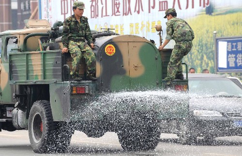 5月17日,救援人員在都江堰城區(qū)用灑水車(chē)為街道消毒。目前,都江堰暫未恢復(fù)供電,許多災(zāi)民仍居住在臨時(shí)帳篷里,但在政府和社會(huì)各界的援助下,災(zāi)區(qū)人民的生活基本得到保證。 新華社記者楊楹攝