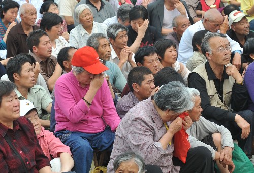 5月17日,鄭州市民在觀看賑災(zāi)義演。當(dāng)天,河南省宣傳文化系統(tǒng)暨百位藝術(shù)家在鄭州市綠城廣場舉行賑災(zāi)義演募捐活動,為四川地震災(zāi)區(qū)奉獻(xiàn)愛心。 新華社記者 趙鵬 攝