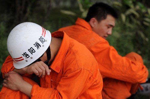 5月17日,救援人員在四川省什邡市救災(zāi)現(xiàn)場(chǎng)抓緊時(shí)間小憩。 汶川地震發(fā)生后,救援人員奔赴各個(gè)災(zāi)區(qū),爭(zhēng)分奪秒、夜以繼日地在搜救現(xiàn)場(chǎng)奮戰(zhàn)。為了盡量多地救出掩埋在廢墟下的生還者,他們與時(shí)間賽跑,利用有限的空閑稍事休息,補(bǔ)充體力。 新華社記者 姜帆 攝