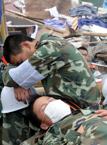 5月17日,救援人員在四川省什邡市救災(zāi)現(xiàn)場(chǎng)抓緊時(shí)間小憩。 汶川地震發(fā)生后,救援人員奔赴各個(gè)災(zāi)區(qū),爭(zhēng)分奪秒、夜以繼日地在搜救現(xiàn)場(chǎng)奮戰(zhàn)。為了盡量多地救出掩埋在廢墟下的生還者,他們與時(shí)間賽跑,利用有限的空閑稍事休息,補(bǔ)充體力。 新華社記者 姜帆 攝
