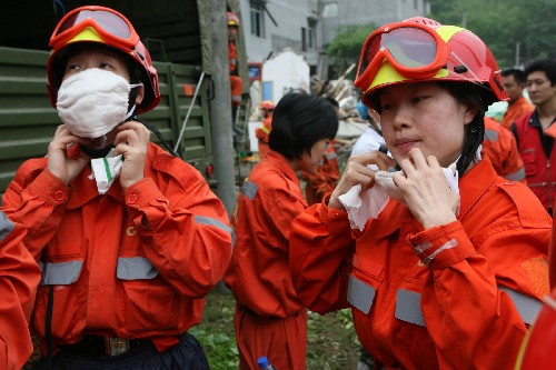 5月17日,國(guó)家地震災(zāi)害救援隊(duì)醫(yī)療小組隊(duì)員在做出發(fā)前的準(zhǔn)備工作。 當(dāng)日,于前一天抵達(dá)地震重災(zāi)區(qū)北川縣的國(guó)家地震災(zāi)害救援隊(duì)進(jìn)入地震救援現(xiàn)場(chǎng)。 新華社記者 李明放 攝