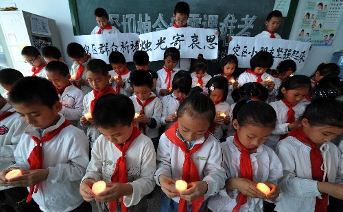 5月19日14時(shí)28分,哈爾濱市解放小學(xué)的學(xué)生在哀悼四川汶川大地震的遇難者。 新華社發(fā)