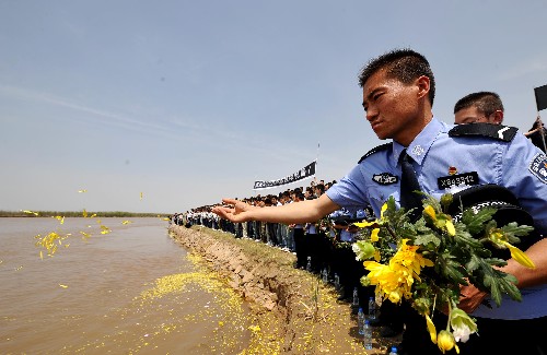 5月20日,銀川市各族、各界青年在黃河岸邊拋灑鮮花,寄托對(duì)汶川大地震遇難同胞的哀思。 新華社發(fā)
