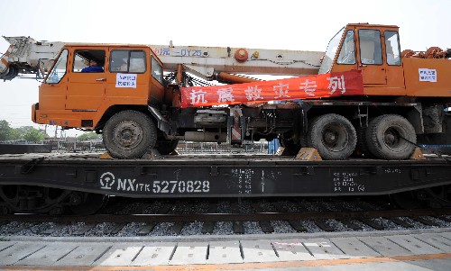 5月21日,北京大紅門(mén)貨運(yùn)站內(nèi)準(zhǔn)備運(yùn)往四川災(zāi)區(qū)的機(jī)械設(shè)備整裝待發(fā)。當(dāng)日,北京首批47臺(tái)(套)支援地震災(zāi)區(qū)建設(shè)的大型機(jī)械設(shè)備運(yùn)往四川。 新華社記者 李文 攝