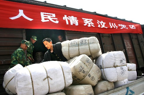 5月21日,在呼和浩特西貨站,工人正向發(fā)往四川地震災(zāi)區(qū)的火車上裝運(yùn)內(nèi)蒙古救災(zāi)物資。 當(dāng)日,內(nèi)蒙古自治區(qū)民政廳、紅十字會緊急調(diào)運(yùn)上萬套棉被、衣服支援地震災(zāi)區(qū)。截至5月21日,內(nèi)蒙古已累計(jì)接收價值3431萬元的救災(zāi)物資,這些物資正在通過鐵路、公路陸續(xù)被調(diào)運(yùn)到地震災(zāi)區(qū)。 新華社記者 李云平 攝
