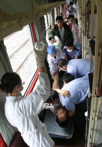 5月21日,在四川省江油火車站,工作人員將受傷的災區(qū)群眾送上火車。 當日,云南省派出的運送災區(qū)受傷群眾的專列抵達四川省江油市,將江油市300多名受傷群眾轉移到昆明治療。 新華社發(fā)(龔輝 攝)