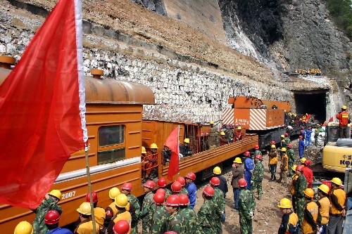 5月22日,救援列車從洞內(nèi)拖出最后三節(jié)被毀車輛。 當日上午10時,寶成鐵路109號隧道內(nèi)40節(jié)受損車輛全部被拉出,隧道貫通為恢復(fù)通車奠定了基礎(chǔ)。5月12日,編組為40節(jié)車輛的21043次貨車行駛至109隧道南口時撞上了因地震造成的山體塌方巨石,包括12節(jié)油罐車在內(nèi)的車輛脫軌并起火燃燒。 新華社記者都紅剛攝