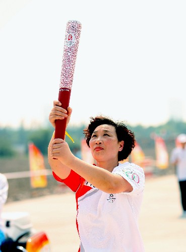 5月22日,火炬手施美蓮在進(jìn)行傳遞。當(dāng)日,北京奧運(yùn)會圣火在浙江嘉興傳遞。 新華社記者邢廣利攝