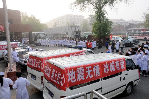 5月22日,工作人員為即將出發(fā)的血漿運送車送行。 當(dāng)日,衛(wèi)生部從黑龍江省血液中心調(diào)撥的20萬毫升新鮮冰凍血漿空運昆明,支援救治轉(zhuǎn)運昆明的災(zāi)區(qū)傷員。 新華社記者 高增雙攝