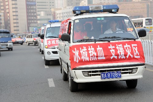 5月22日,血漿運送車行駛在哈爾濱街頭,開往機場。 當(dāng)日,衛(wèi)生部從黑龍江省血液中心調(diào)撥的20萬毫升新鮮冰凍血漿空運昆明,支援救治轉(zhuǎn)運昆明的災(zāi)區(qū)傷員。 新華社記者 高增雙攝