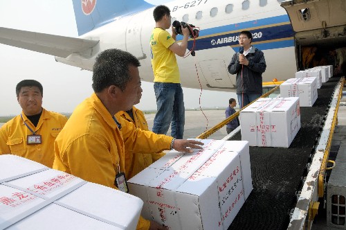 5月22日,工作人員將血漿送上飛機。 當(dāng)日,衛(wèi)生部從黑龍江省血液中心調(diào)撥的20萬毫升新鮮冰凍血漿空運昆明,支援救治轉(zhuǎn)運昆明的災(zāi)區(qū)傷員。 新華社記者 高增雙攝