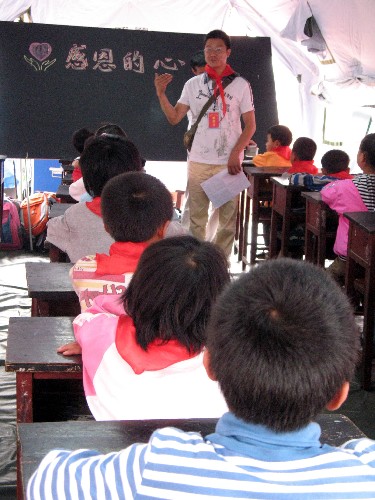 5月22日,“愛心帳篷學(xué)校”的學(xué)生們?cè)谏险n。 當(dāng)日,設(shè)在四川綿陽市南河體育館災(zāi)民臨時(shí)安置點(diǎn)的“愛心帳篷學(xué)校”正式開學(xué),近700名災(zāi)區(qū)學(xué)生在這里重返課堂。 新華社記者 侯大偉 攝
