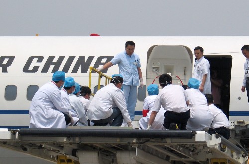 5月22日,山東大學第二醫(yī)院的醫(yī)務人員準備通過升降機運送傷員。當日11時50分,第一批36名四川地震災區(qū)傷員抵達濟南機場。據(jù)了解,當日共將有144名傷員從成都分乘4個航班,飛抵濟南、青島兩市接受治療。 新華社記者 王海鷹攝