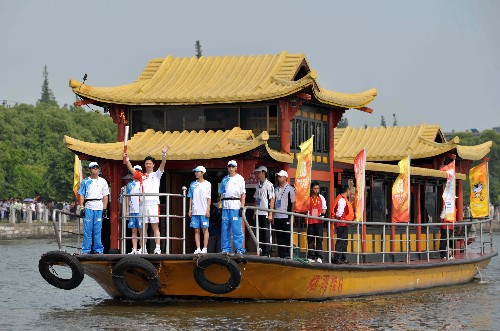 5月22日,火炬手馮偉在南湖乘船傳遞。當(dāng)日,北京奧運(yùn)會圣火在浙江嘉興傳遞。 新華社記者安治平攝