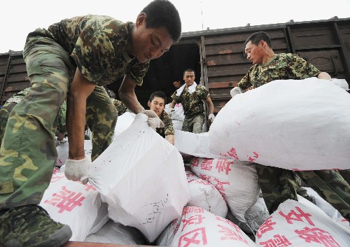 5月22日,解放軍駐哈爾濱某部官兵將救災(zāi)物資裝入列車(chē)。 當(dāng)日,裝載著黑龍江省緊急籌集的10萬(wàn)條棉被、10萬(wàn)套衣物及部分藥品的救災(zāi)物資專(zhuān)列從哈爾濱發(fā)往甘肅地震災(zāi)區(qū)。 新華社記者 王建威 攝